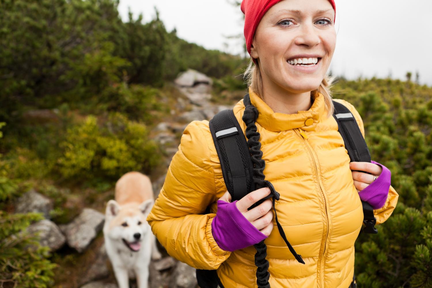 Hundehalterin mit gut erzogenem Hund unterwegs